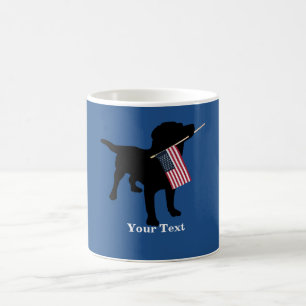 Svart lab hund med USA amerikanska flaggan, 4th av Kaffemugg