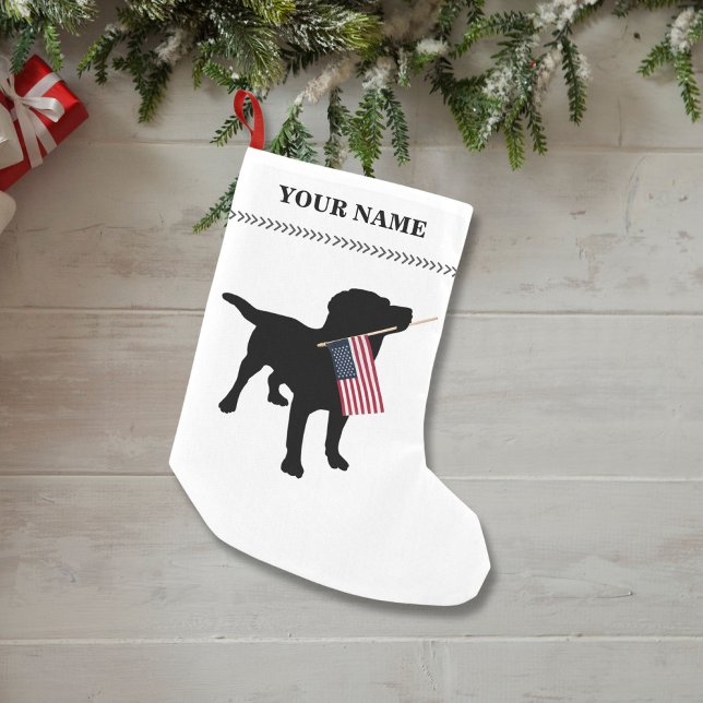Svart lab Hund som anordnar amerikansk Flagga jul Liten Julstrumpa (Skapare uppladdad)