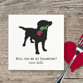 Svart lab Valentine Hund som håller i Röd ros Pappersservett