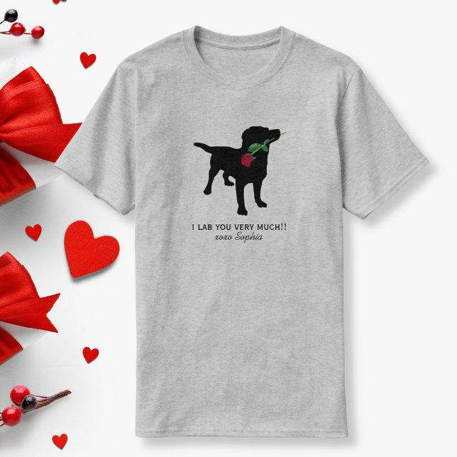 Svart lab Valentine Hund som håller i Röd ros T-shirt (Skapare uppladdad)