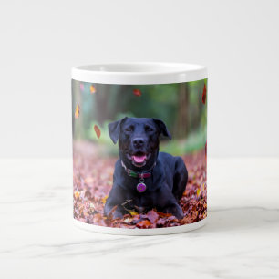 Svart labrador i Höst löv Jumbo Mugg