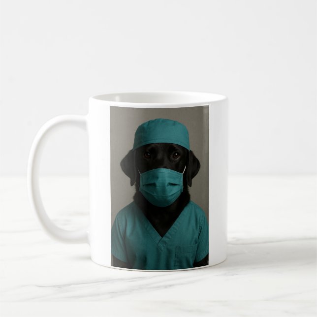 Svart labrador i operationskläder kaffemugg (Vänster)