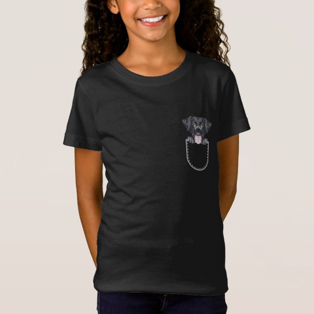 Svart labrador, lab i brösten t shirt (Framsida)