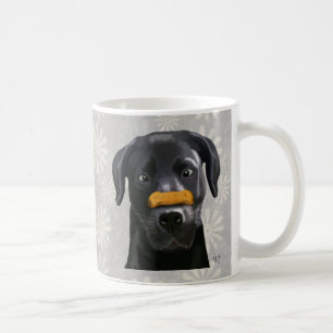Svart labrador med ben på näsa 2 kaffemugg