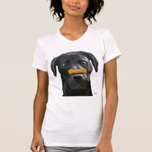 Svart labrador med ben på näsa 2 t shirt