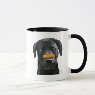 Svart labrador med ben på näsan mugg