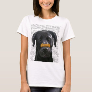 Svart labrador med ben på näsan tee shirt