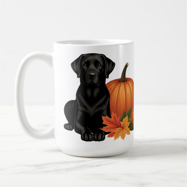 Svart Labrador med höstlöv och pumpa Kaffemugg (Vänster)