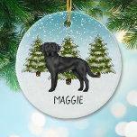 Svart Labrador Retriever Winter-skogens anpassade  Julgransprydnad Keramik<br><div class="desc">Desteis ursprungliga tecknad illustrerar en söt svart Labrador Retriever-hund. Hund placeras på en vinterscen med tre gröntar nära träd och fallande snö. Bakgrunden är en blå till vit övertoning som ge kallets vintag. Det finns också ett anpassningsbara textområde för en namn eller annan anpassningsbar.</div>