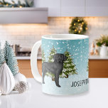 Svart Labrador Retriever Winter-skogens anpassade  Kaffemugg<br><div class="desc">Desteis ursprungliga tecknad illustrerar en söt svart Labrador Retriever-hund. Hund placeras på en vinterscen med grönt fir träd och fallande snö. Bakgrunden är en blå till vit övertoning som ge kallets vintag. Det finns också ett textområde som kan anpassas efter namn.</div>