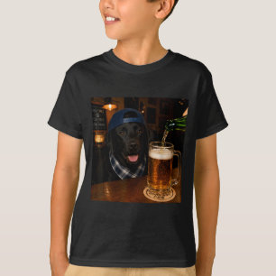 Svart Labrador som dricker öl Roligt Hund Meme T Shirt