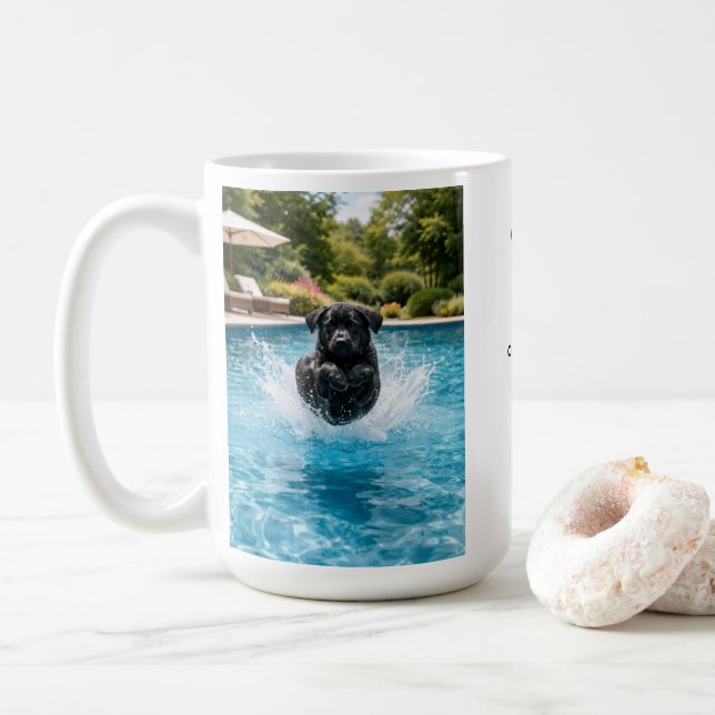 Svart Labrador-valp dyker i poolen Kaffemugg (Med munk)