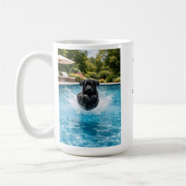 Svart Labrador-valp dyker i poolen Kaffemugg