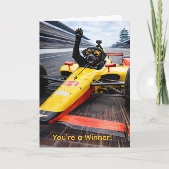 Svart Labrador-valp tävlar i Indy Car-födelsedag Kort (Framsida)
