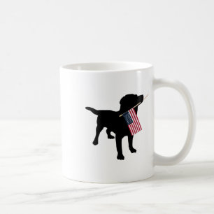 Svart Labradorhund som håller i USA:s patriotiska Kaffemugg