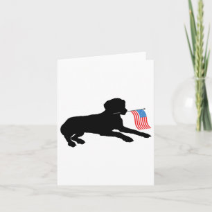 Svart labradorhund som håller USA:s patriotiska fl Kort
