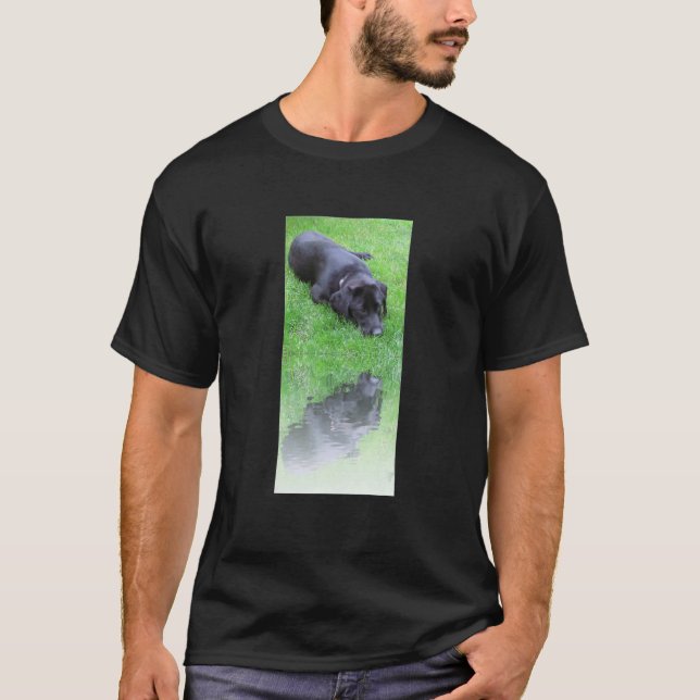 Svart Labradorretrievreflektion i vatten T Shirt (Framsida)