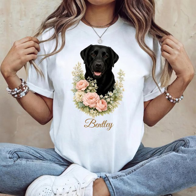 Svart Labradors blomsterporträtt T Shirt (Skapare uppladdad)