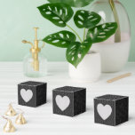 Svart läderstruktur finish mönster hjärta märke presentaskar<br><div class="desc">Tillsätt en touch av elegans till dina firanden med dessa svarta presentlådor som har en läderstruktur finish och hjärta märke design. Stylish och hållbara, de är perfekta för bröllop, fester eller speciella tillfällen, och skapar en minnesvärd presentation för gåvor eller godsaker. Det sofistikerade mönstret gör varje förmån kännas genomtänkt och...</div>