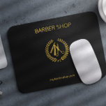 Svart läderutseende i guld i lyxbarber (guld)<br><div class="desc">Barber-butiksmusslor med sax av faux guld och logotyp av barber på en fast,  svart elegant,  läderbakgrund</div>