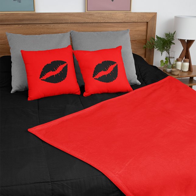 Svart läppstift på rött kudde (Black Lipstick on Red Throw Pillow)