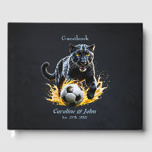 Svart leopard leker med en fotbollsspelare.