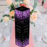 Svart lila glitter elegant födelsedag presentask för vinflaska<br><div class="desc">En klassisk svart bakgrund. Dekorerad med lila faux glitter. Anpassa och lägg till namn,  ålder och datum.</div>