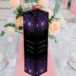 Svart lila glitter elegant födelsedag presentask för vinflaska<br><div class="desc">En klassisk svart bakgrund. Dekorerad med lila faux glitter. Anpassa och lägg till namn,  ålder och datum.</div>