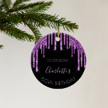 Svart lila glitter gnistra monogram julgransprydnad keramik<br><div class="desc">Ett trendig och en glamorös 50:e födelsedag (eller någon annan ålder). En klassisk svart bakgrund som dekoreras med mörkens lila färgad faux glitter drops, färgdropputseende. Med texten: 50-årsdagen. Anpassa och lägg till ett namn och ett datum. Lila färgad text. Namn är skrivet med ett modernt handskript i stil. Perfekt som...</div>