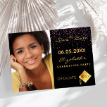 Svart lila konfetti Examenfest Spara Datumet<br><div class="desc">Ett foto Save the date-kort för en examenfest. På framsidan: Lägg till ditt eget vertikala foto av examenkandidaten. En chic svart bakgrundsfärg och lila konfetti spridd. Mallar för namn och datum. Guld färgade bokstäver. Namnet och texten: Spara datum är skrivna med en modern handskriven typsnitt. Med en modern abstrakt falsk...</div>