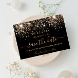 Svart måndag guld glitter spara datumet<br><div class="desc">Ett giftigt och trendig Spara datumkortet för en födelsedagsfest. En svart bakgrund dekorerad med faux guld glitter,  gnistor. Anpassa och lägg till ett datum och namn. Golden färgad brev. Texten: Spara datumet skrivs med ett stort trendig-handskript i stil med dekortecken.</div>