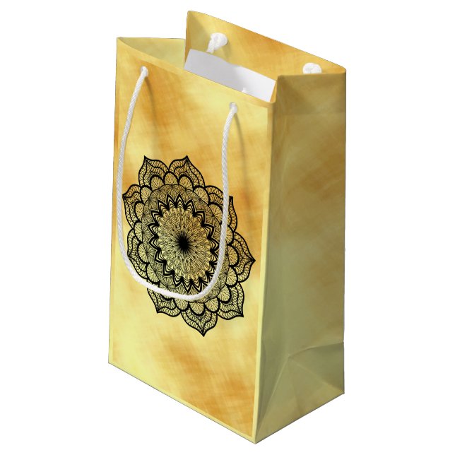 Svart Mandala på mjuk guld bakgrund (Baksidan Vinklad)