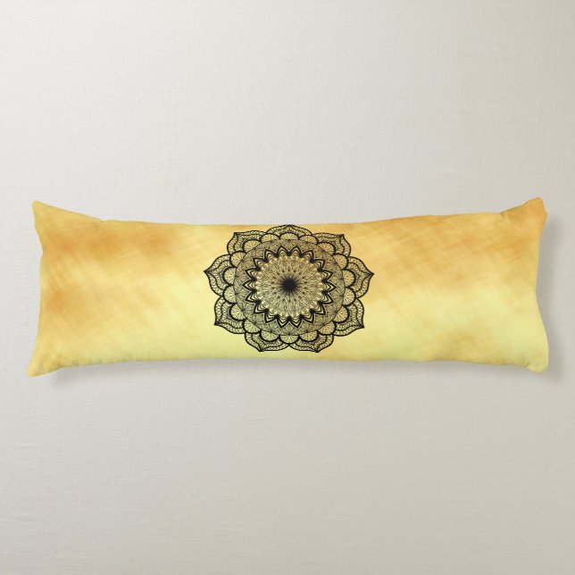 Svart Mandala på mjuk guld bakgrund Kroppskudde (Framsidan)