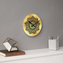 Svart Mandala på mjuk guld bakgrund Rund Klocka