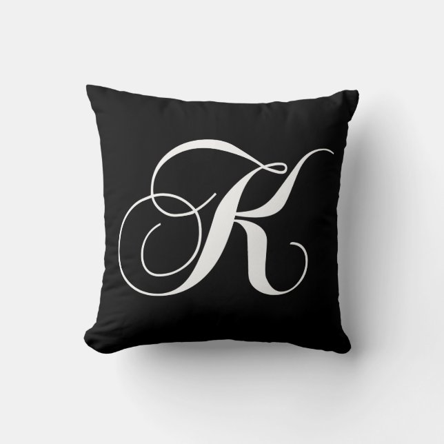 Svart märkes- Monogrammed för vitMonogram K kudder Kudde (Framsida)