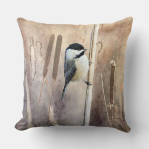 Svart, med tak, Chickadee och Cattails i Marsh Kudde