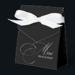 Svart Merci Beaucoup Elegant Kalligrafi Tack Presentaskar<br><div class="desc">Minimalism med en elegant twist i denna tidlösa tacksamhetspresentlåda med vacker kalligrafiskrift i elfenbensbeige som stavas Merci och ordet BEAUCOUP i modern sans serif på en chic svart bakgrund. Kombinationen är smakfull och elegant. Denna design är ett underbart val för företags- eller personliga tillfällen, bröllop, tack-receptioner, hedersbanketter, volontärutmärkelserbanketter, kunduppskattning, öppningsevenemang...</div>