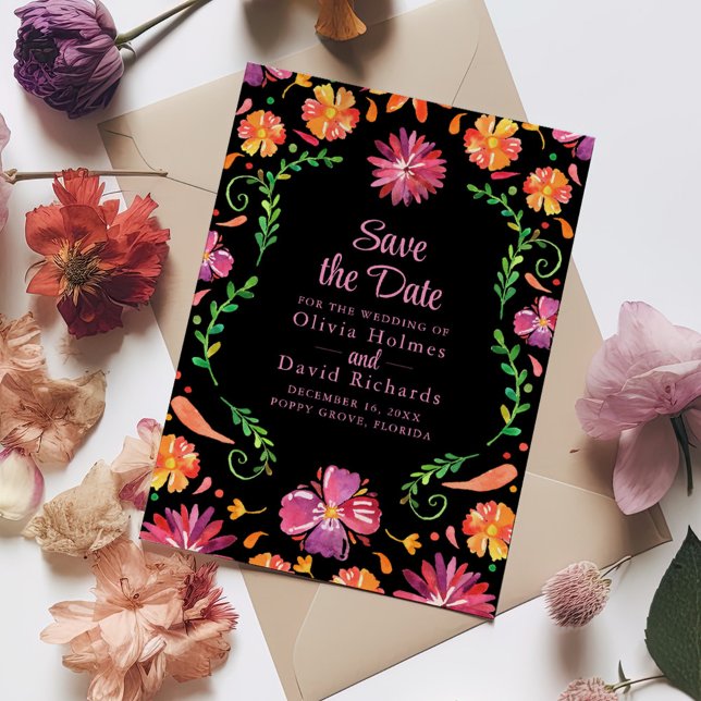 Svart mexikansk blommig fiesta Spara datum Inbjudningar (Black Mexican Floral Fiesta Save the Date Invitation on a wedding table with colorful flowers.)