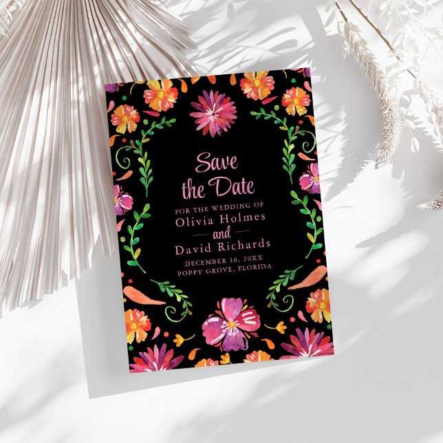 Svart mexikansk blomsterlig fiesta Spara datumet Inbjudningar (Black Mexican Floral Fiesta Save the Date Invitation on a sunny boho white table.)