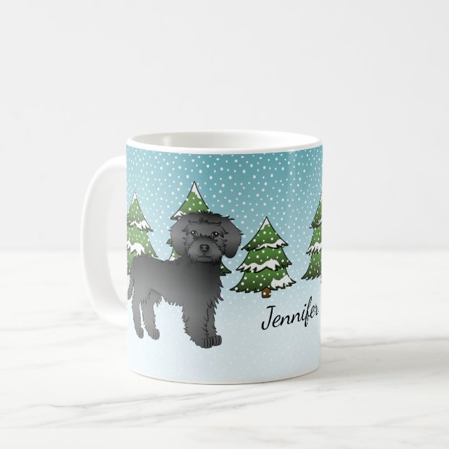 Svart Mini Goldendoodle Hund I En Vinter Skog Kaffemugg (Framsida vänster)