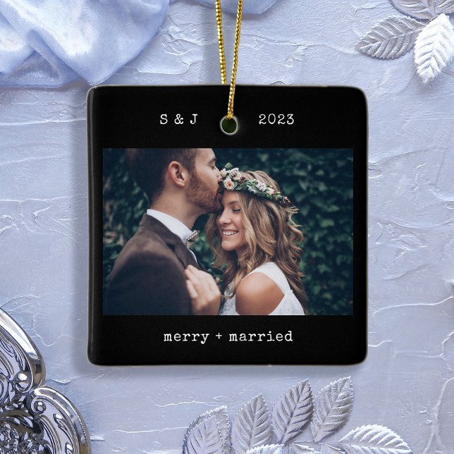Svart minimal skrivmaskin | Merry and Married Phot Julgransprydnad Keramik (A modern, black wedding keepsake Christmas ornament with two photos and your monogram)
