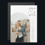 Svart, minimalistisk kallgrafi - Spara datum Magnetisk Inbjudningskort<br><div class="desc">Meddela din bröllop dejt till familj och vänner med anpassadet spara datum magneter. Den har minimal kalligrafi och ett bågfoto. Anpassa detta minimalistiska spara datum magneter genom att lägga till foto- och bröllop-detaljer. Lägg enkelt till ditt favoritfoto och all information om bröllop för att skapa ett bestående första intryck för...</div>