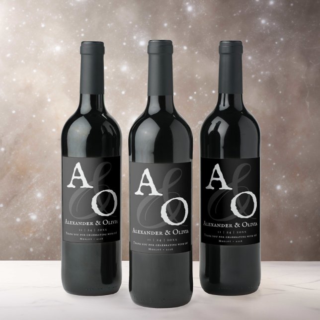 Svart, minimalistisk Monogram Bröllop Vinflaska Etikett (Black Minimalist Monogram Wedding Wine Label)