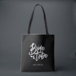 Svart, minimalistisk Personlig, Bride Tribe Tygkasse<br><div class="desc">Denna svarta,  moderna,  minimalistiska Bride Tribe-påse namn med fet kalligrafisk utformning av inslag och bachelorettes namn kommer att vara underbar för bachelorette helg eller bröllop och möhippa gåvor eller favörer.</div>