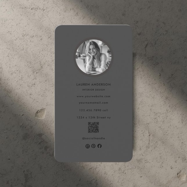 Svart, minimalistiskt foto och QR-kodmodern Visitkort (Skapare uppladdad)