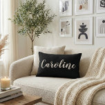 Svart minimalistskript för personlig Namn Elegant Prydnadskudde<br><div class="desc">Lägg till en personlig beröring på ditt space med den här elegantens anpassade namnknappar. Den här kudden har en klassisk svartvit bakgrund och snyggt, och är perfekt för rum, vardagsrum, sovrum eller daghem. En tänksam och unik gåva till födelsedagar, hemmaplan eller särskilda tillfällen. Anpassa den med vilken namn som helst...</div>