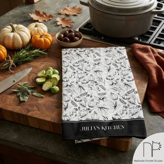 Svart Modern Höst Kökshandduk (This black modern fall kitchen towel features hand-drawn autumn illustrations for seasonal home deco)