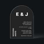 Svart, modern, minimalistisk bröllopsinbjudan inbjudningar<br><div class="desc">På framsidan av det här trendiget finns ett modernt,  djärvt inbjudningskort för bröllopet med vita bokstäver på en svart bakgrund. Kortets baksida är svart. Ett fint bröllopsinbjudningskort som är enkelt att anpassa onlinen innan du beställer.</div>