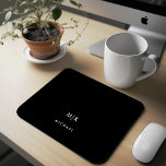 Svart | Modern monogram Musmatta<br><div class="desc">Den här moderna muspekaren har en svart bakgrund i riken,  med initialer i fet vit text för ett enkelt och manligt utseende.</div>