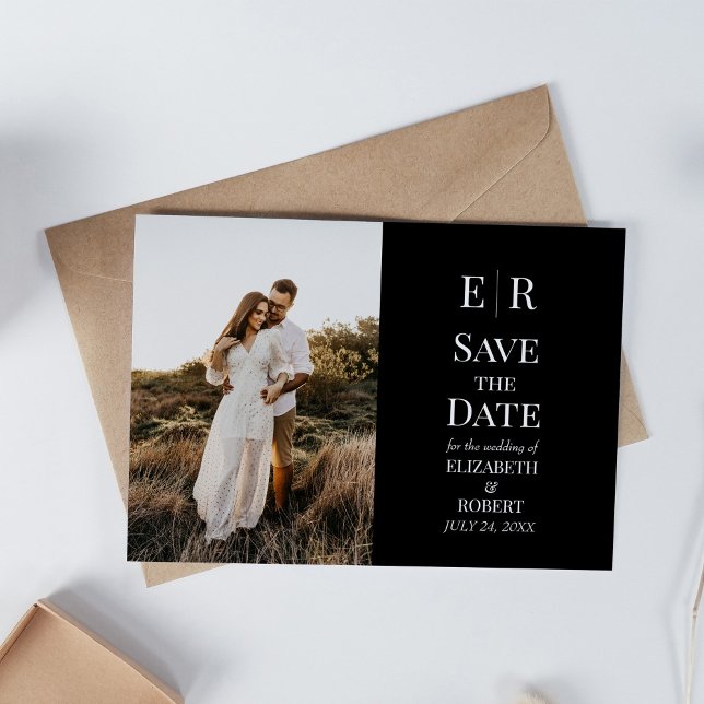 Svart monogram-Anpassningsbar Foto Spara datumkort Inbjudningar (Black Monogram Custom Photo Save the Date Card on white table with neutral decoration.)
